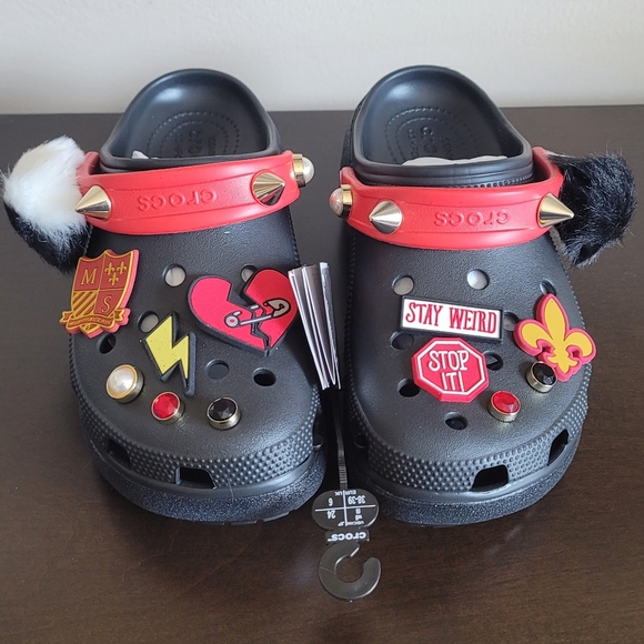 crocs classic cruella clog